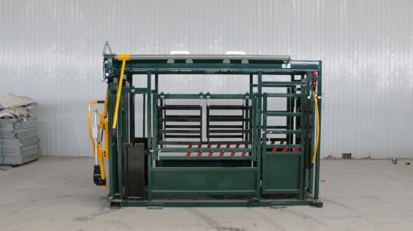 Livestock Equipment Cattle Squeeze Chute Premium Automatic Vet Crush With Chin Support