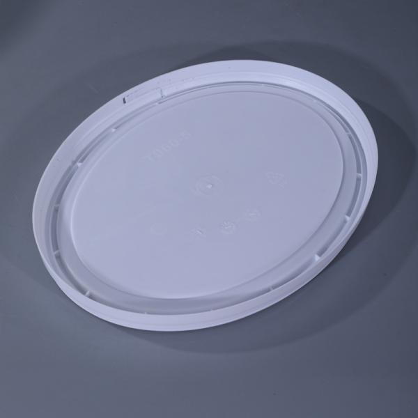 Un seau en plastique blanc de 10 litres pour un matériau respectueux de l'environnement dans l'industrie de la peinture au latex