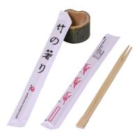 Nenhum costume do sushi da tala gravou hashis, hashis de cozimento japoneses afastados