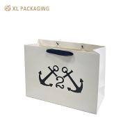Vêtements cadeaux sacs en papier mode mate poignée noire pouf pour le client type de boîte fournie