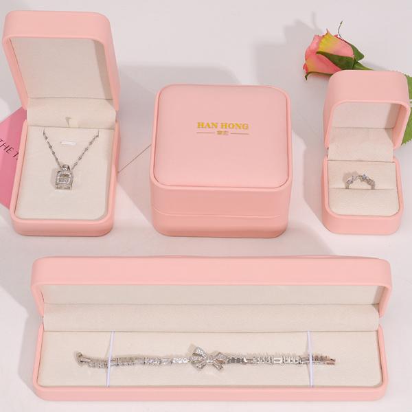 Fabrication en gros de bijoux de qualité supérieure Boîte d'emballage Logo personnalisé Collier Bracelet Boucles d'oreilles Anneau Emballage Boîte de bijoux en cuir rose