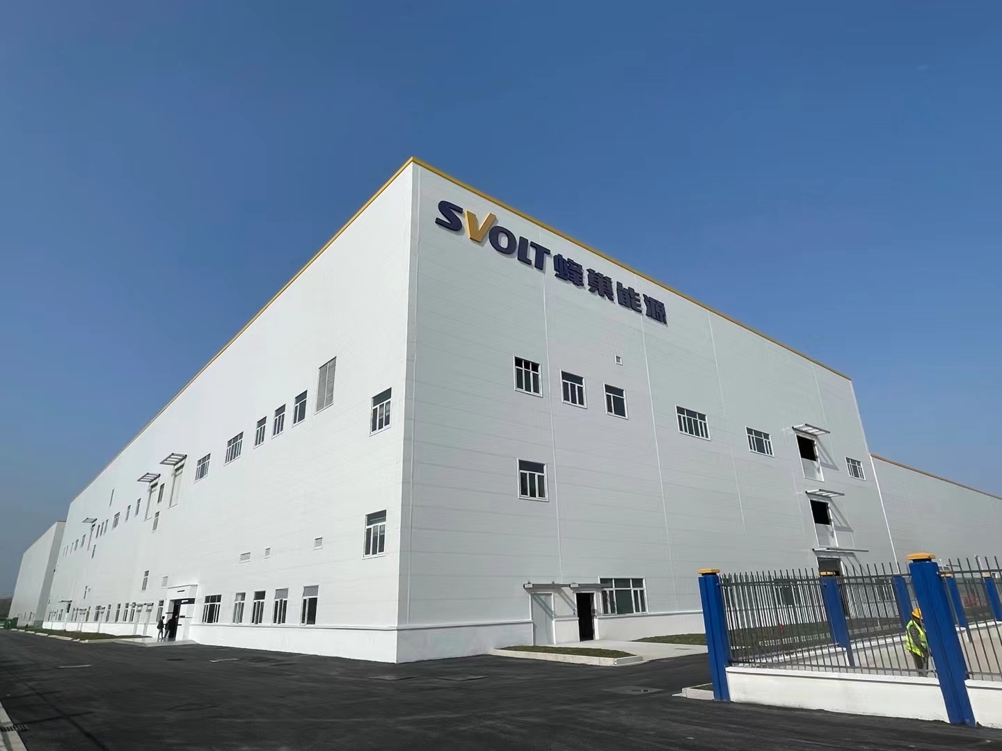 Disassemblable Steel‑structure Workshop Metal Frame Factory Building Clear‑span Warehouse Suitable For Manufacturing Storage And Commercial Showroom