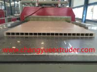 Ligne de production de panneaux de porte en PVC en poudre de bois ultra-fin avec les dernières technologies pour la machine d'extrusion de profilés en plastique