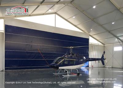 A elevação reforça a barraca de alumínio do hangar dos aviões do quadro para o helicóptero