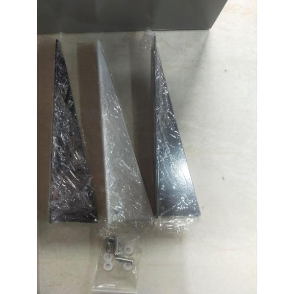 Коробка доставки на крыльце с металлической почтой с замком