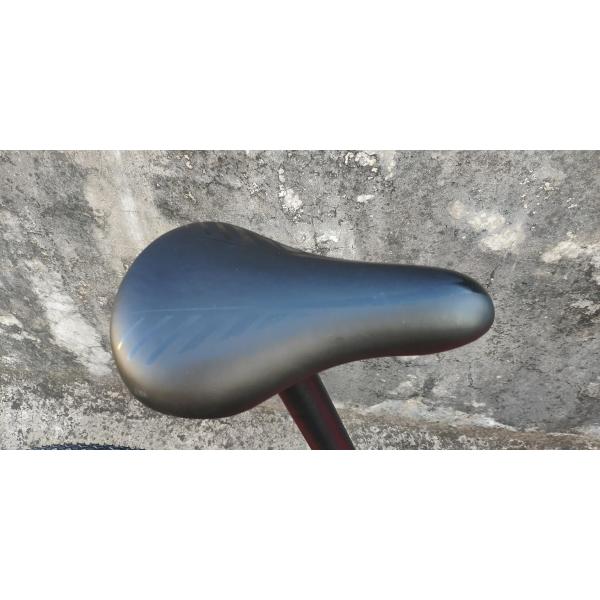 20 дюймовый детский велосипед с вилкой и карбоновой рамой весит всего 11 кг.