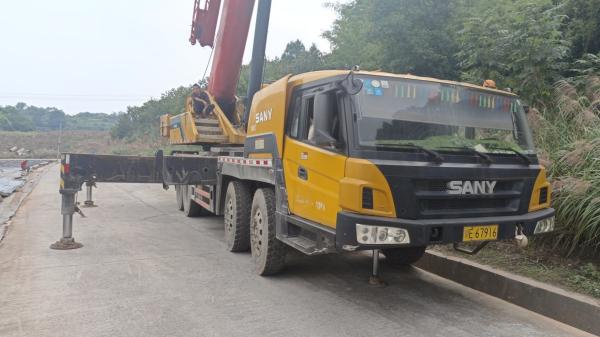 15 Years of Experience Maximum Lifting Capacity of 75 Tons Crane with Five-Arm Jib