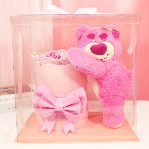 For graduation season, I gave my classmates and teachers strawberry bear dolls, rose bouquets, Qixi Festival gifts, and birthday presents to my girlfriend and best friend