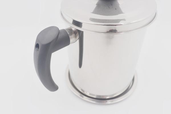 1.6L New design oil strainer pot with lid and base stainless steel kitchen oil kettle with handle