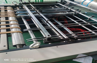 Машина Gluer папки E-каннелюры коробки машины окна JIGUO латая автоматическая
