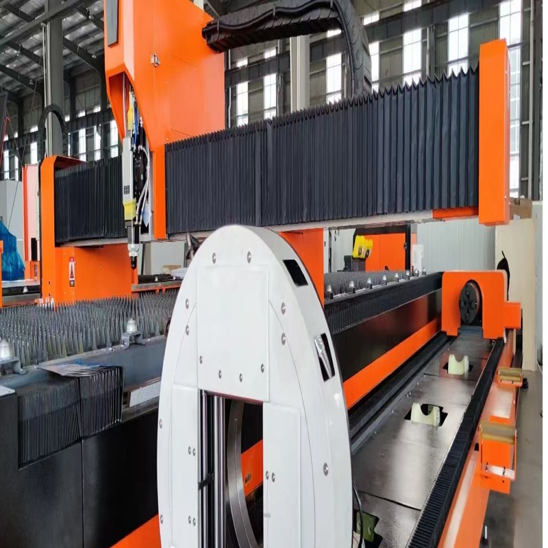 Sheet Tube Integrated 4000W Fiber Laser Cutting Machine 3000x1500mm Dual Function