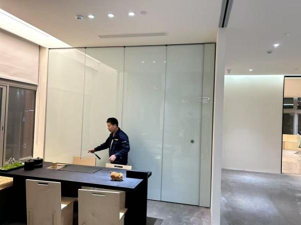 Divisez efficacement votre bureau ou espace commercial avec des murs de cloisons en verre mobiles élégants et modernes Installation facile