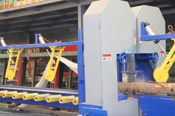 O corte dobro do log considerou a serração vertical da faixa da serra de fita das cabeças do gêmeo do equipamento para a venda