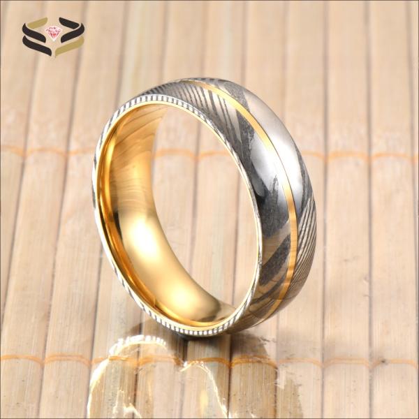 Anillos de acero Damasco polaco con núcleo de tungsteno dorado con ranuras.