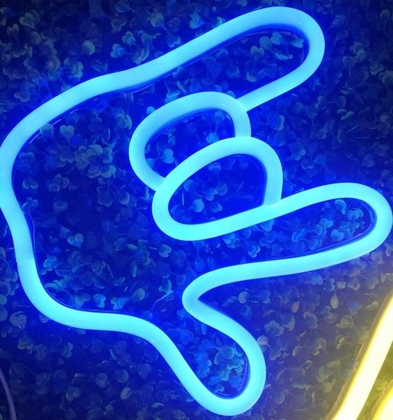 O néon da decoração de Dia das Bruxas ilumina o diodo emissor de luz que os sinais de néon gesticulam eu te amo