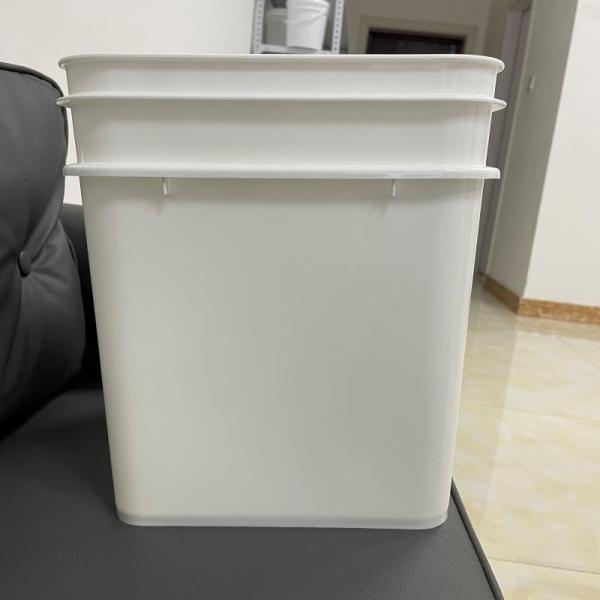 Balde de plástico quadrado de 4 galões de qualidade alimentar com tampa fechável e capacidade de 15 litros