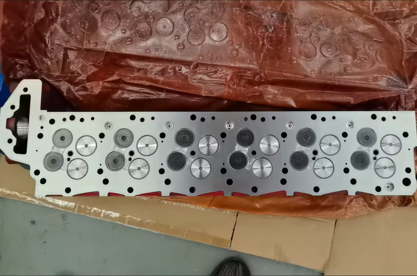 J08CT J08E Cylinder Head Assembly For Hino Vehicle with camshaft valve 11101-E0541