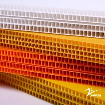 Serviço de processamento de moldes de placas de coroplastos resistentes à água