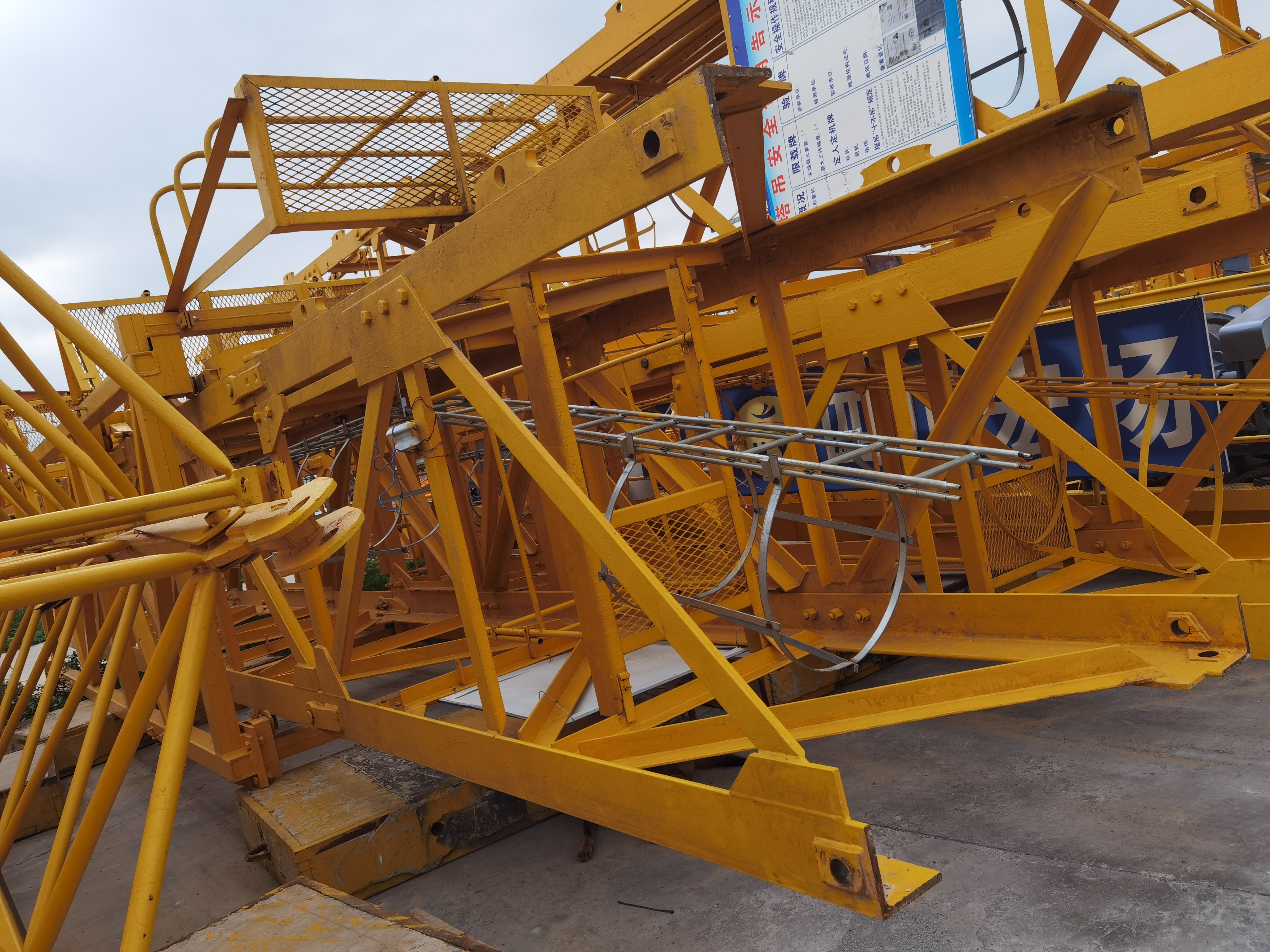YOM 2017 Zoomlion Flat Top Tower Crane 6015A-10F с грузоподъемностью 10 т. Нагрузка 2.5 т.
