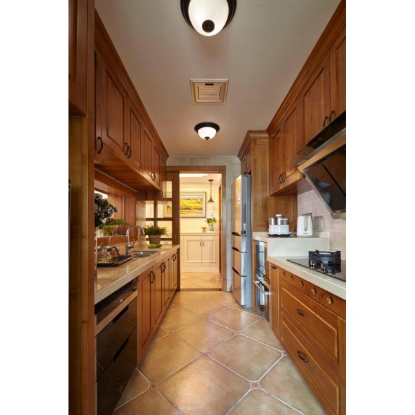 El armario de la cocina de grano de madera, el armario de la puerta con panel de pizarra y la encimera de cuarzo.