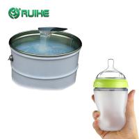 Duas garrafas de bebê líquidas transparentes altas do silicone do componente