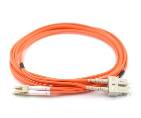 Assemblage de câble à fibre 62.5/125 multi-mode avec une attenuation de 3,0 dB/km