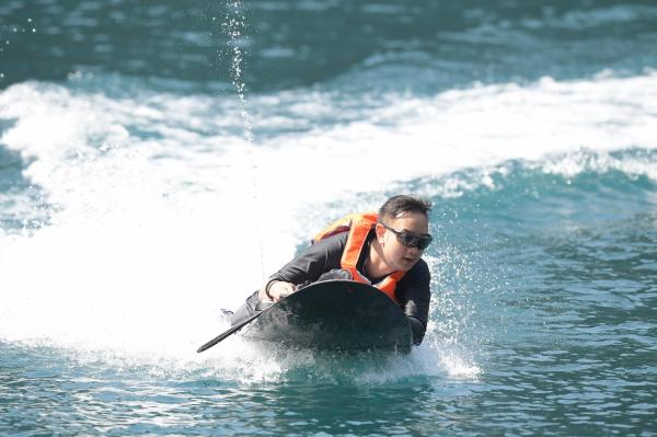 1800*600*150 Mm Motorized Jet Power Boat Surfing Board Jet Surfboard Max Speed 60km/h