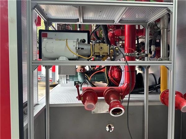 Camion de pompiers à mousse à air comprimé SINOTRUCK 7,6 mètres cubes Hauteur de tir 60 m Vitesse 100 km/h Capacité 2+4 personnes Débit 50 L/s
