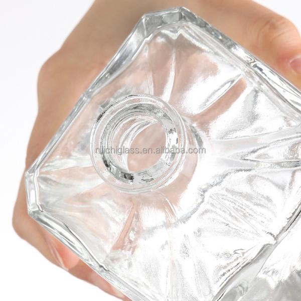 Customize Sealing Type Empty Clear Glass Liquor Bottle 700ml 750ml Vodka Rum Bottle