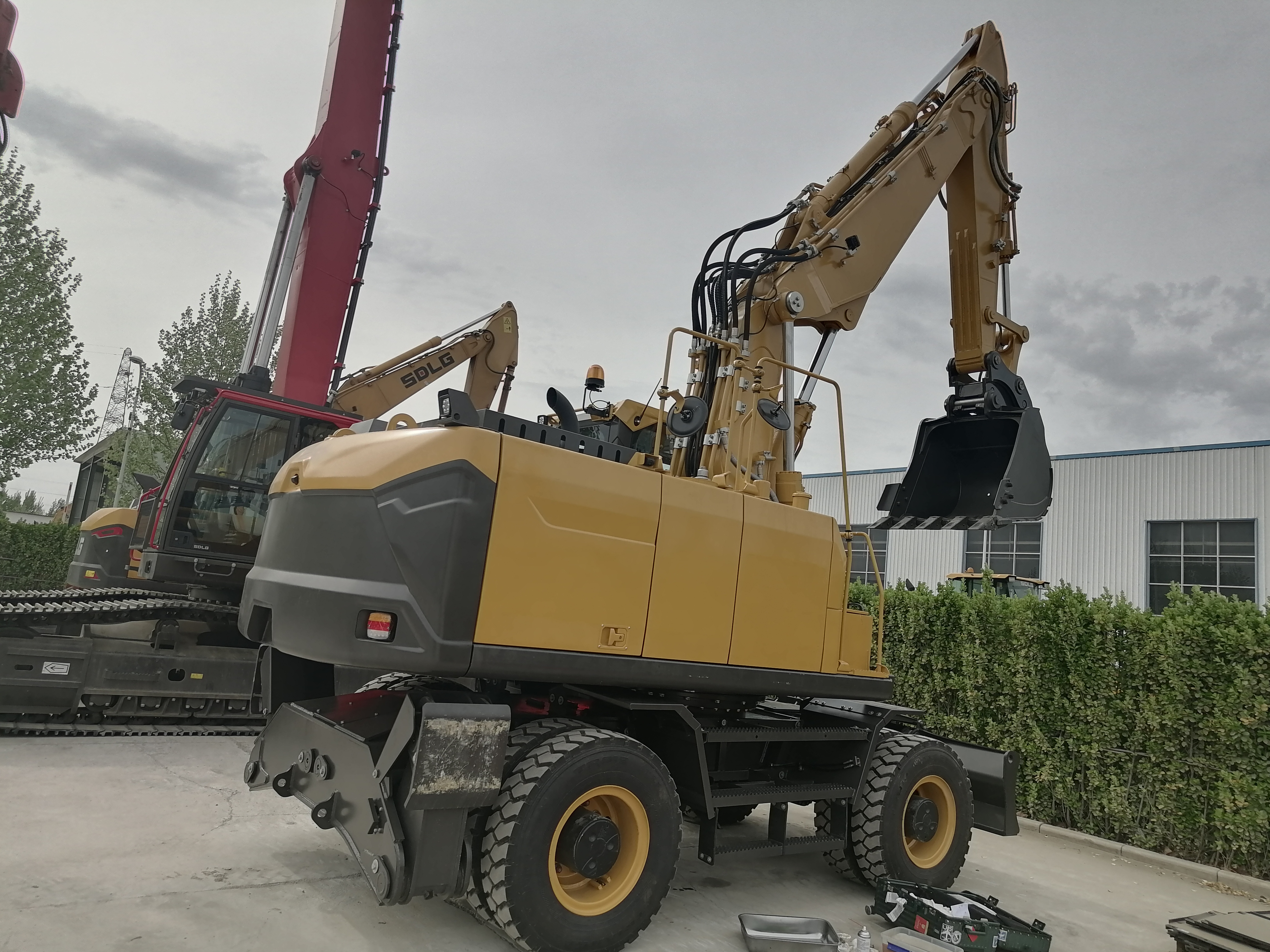 SDLG Lingong LGMG 4 Tires Wheel Excavator E7220h 23t Digger With 0.95m³ Bucket