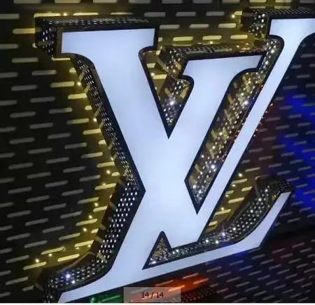 L'allumage de l'allumage du côté de la lumière du canal