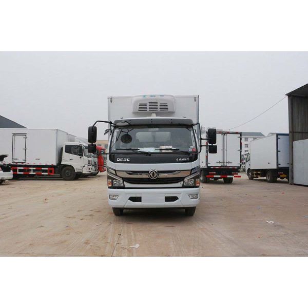 DONGFENG 5 Tons Small Refrigerator Box Truck , Light Refrigerator Freezer Truck