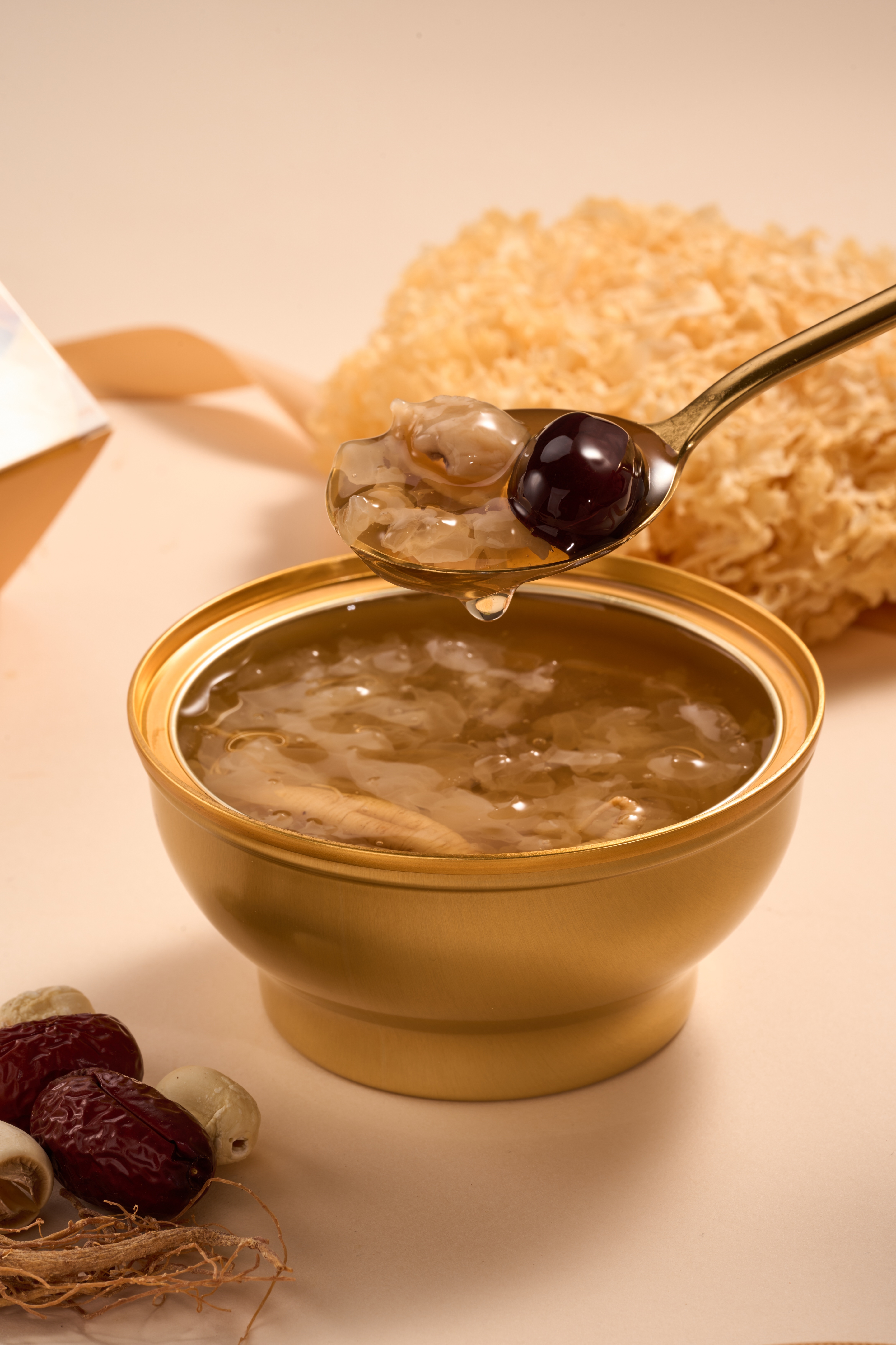Reduced Sugar Ginseng Snow Fungus Nourishing Collagen Broth Light Nourishing Chinese Dessert Ideal for Health Conscious