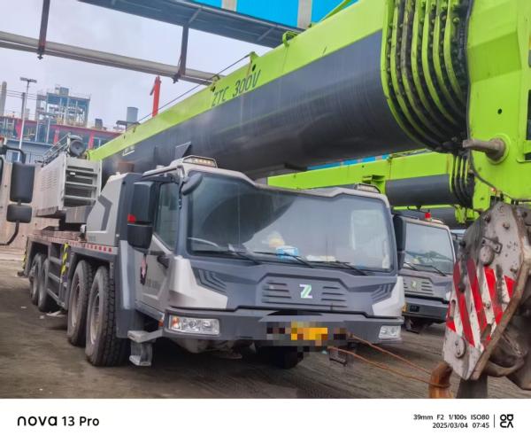Green BrSuper-Above Truck Crane Zoomlion 220ton Hydraulic Mobile Crane Maximum Lifting Height 883m and Spare Parts