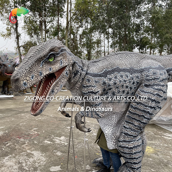 Disfraz de dinosaurio animatrónico Velociraptor portátil: atracción de actuación realista para exposiciones interactivas