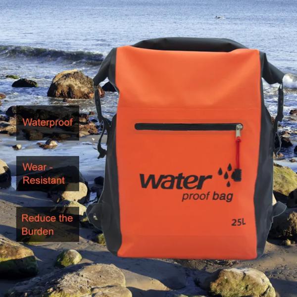 Плавая располагаясь лагерем плавая сухой водоустойчивый рюкзак кладет на открытом воздухе портативную машинку в мешки