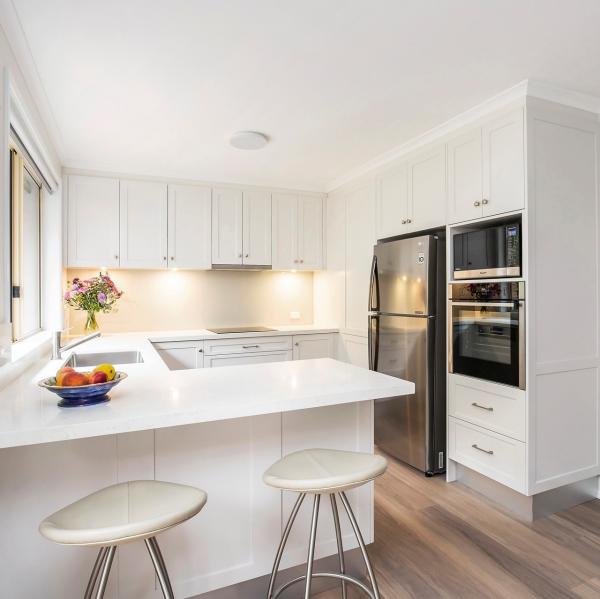 U Shaped White Shaker Lacquer Kitchen Cabinets 18mm HMR Core MDF