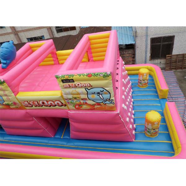 Симпатичная раздувная взаимодействующая стена взбираться утеса крупного плана игр для малышей