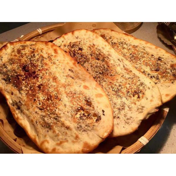 Малайзиец Roti Canai делая машиной китайский наслоенный зеленый лук автоматический создатель блинчика