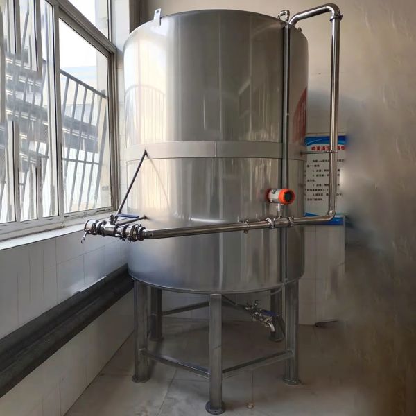 Stainless steel liquid storage tanks1000-liter containers Chemical reaction vessels Elevated buffer tanks Dairy and beer processing line material storage tanks Industrial-grade material storage equip