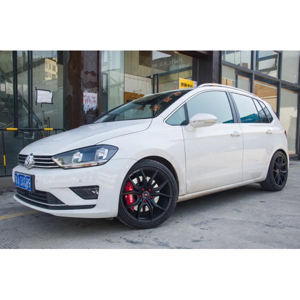 Kit de freinage avant grand 4 étriers à piston avec système de freinage automatique à rotor 330x28mm pour Volkswagen Golf Sports 17 pouces Jante de voiture