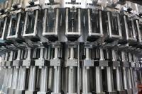 Frecuencia ajustable de 330ML 2500BPH Juice Filling And Sealing Machine 1.8kw