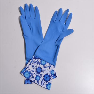 Com as luvas de borracha da borracha da cozinha do agregado familiar das luvas da luva longa extra bonita dos testes padrões