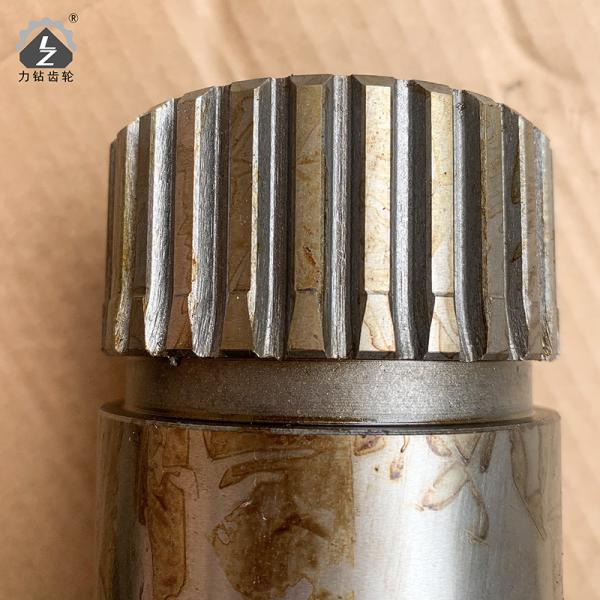 Les dents 28 de l'axe 12 de pignon d'oscillation d'entraînement de pompe hydraulique verrouille l'excavatrice YC135