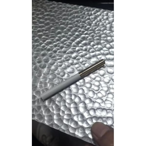 Platos de acero inoxidable martillados a mano con textura única para decoración de arte mural interior