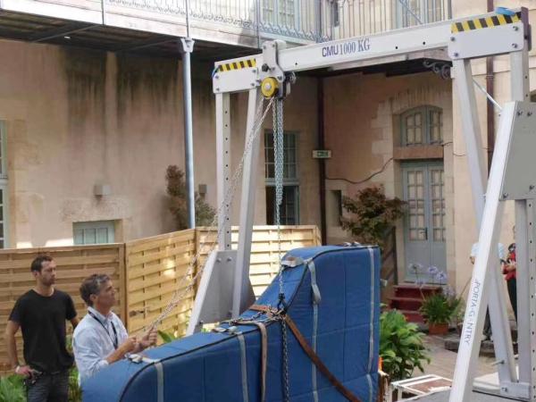Grúa de pórtico móvil portátil de aleación de aluminio ligera y versátil para diversas necesidades de manipulación de materiales