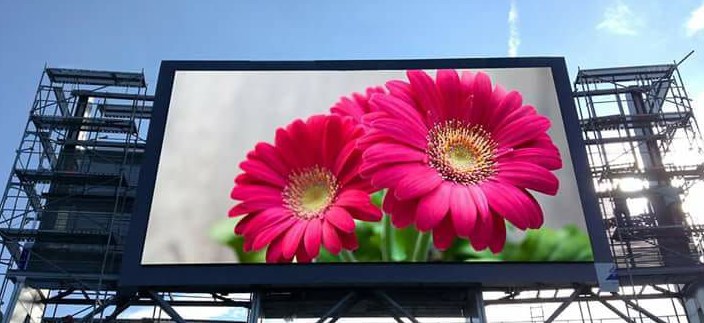 Изготовленная на заказ на открытом воздухе видео- стена приведенная 1R1G1B 3 в 1 дисплее СИД P4mm