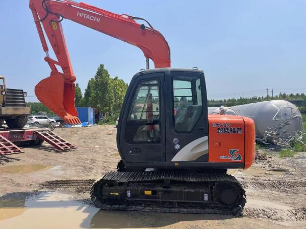 Pelle hydraulique Hitachi ZX 70 d'occasion : Machines compactes fiables pour les projets de construction et d'aménagement paysager