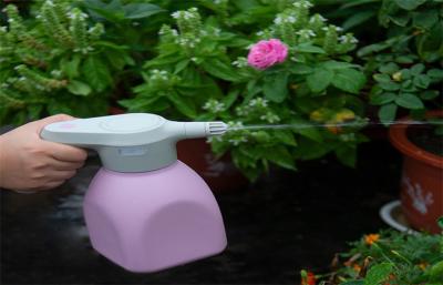 O pulverizador exterior interno da planta que molha pode plástico do jardim da pressão molhando
