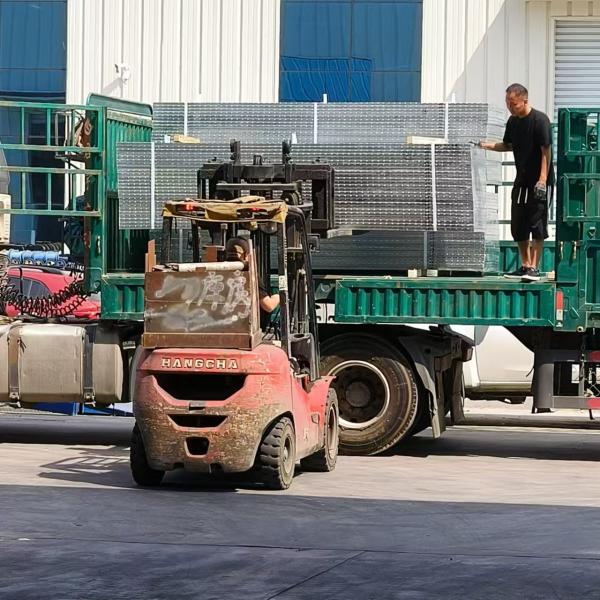 Chemical-Resistant Steel Grating: Suitable for Use in Aggressive Environments